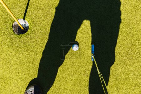 Téléchargez les photos : Ombre du joueur de golf miniature - en image libre de droit