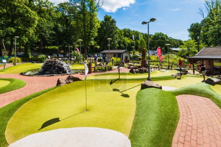 Téléchargez les photos : GOTHENBURG, SUÈDE - 1er AOÛT 2017 : Terrain de golf miniature en été. - en image libre de droit