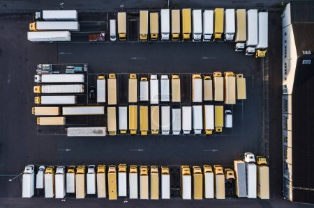 Vue aérienne des camions jaunes et blancs