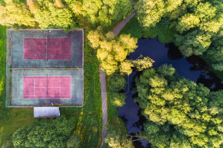 Téléchargez les photos : Vue aérienne des courts de tennis - en image libre de droit