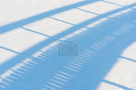 Téléchargez les photos : Ombre du pont dans la neige - en image libre de droit