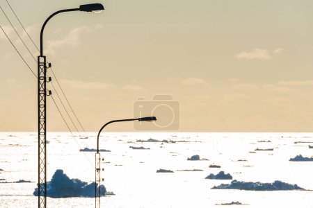 Téléchargez les photos : Lampadaires devant la mer - en image libre de droit