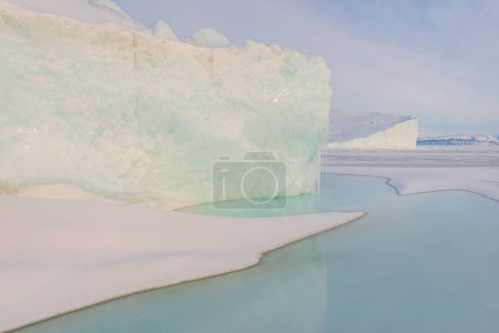Foto de Ice berg en el mar congelado, Groenlandia - Imagen libre de derechos
