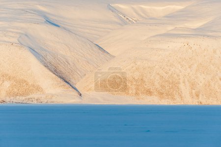 Téléchargez les photos : Mer gelée face au paysage montagneux, Groenland - en image libre de droit