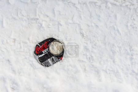 Téléchargez les photos : Canette de soda écrasée sur la neige - en image libre de droit