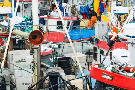 Téléchargez les photos : Bateaux de pêche amarrés dans un port - en image libre de droit