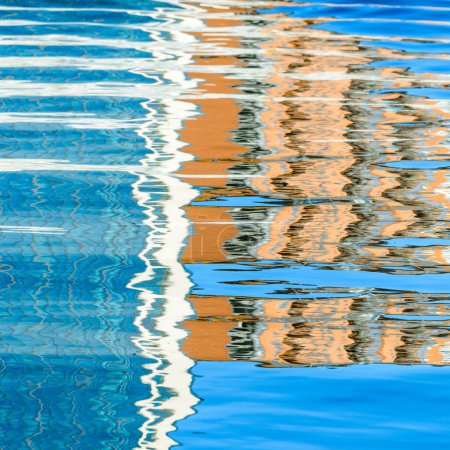 Foto de Reflexiones en el agua de los edificios - Imagen libre de derechos