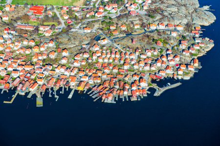Foto de Vista aérea del pueblo costero en la costa oeste sueca - Imagen libre de derechos