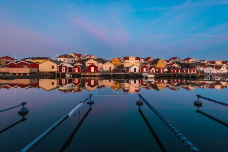 Téléchargez les photos : Port vide devant des maisons reflétées dans une eau calme - en image libre de droit