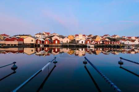 Téléchargez les photos : Port vide devant des maisons reflétées dans une eau calme - en image libre de droit