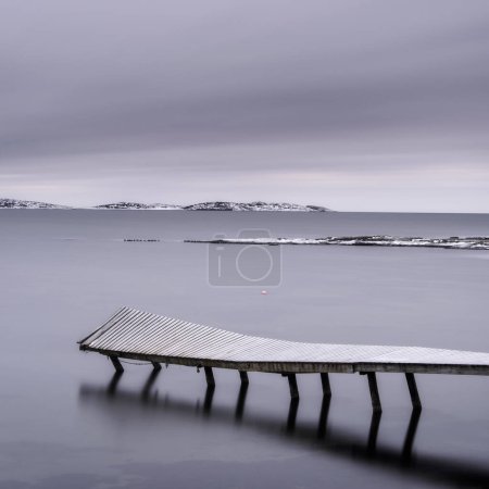 Téléchargez les photos : Jetée incurvée gelée au-dessus de l'eau. Suède, Europe - en image libre de droit