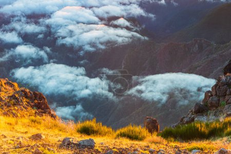 Téléchargez les photos : Paysage de montagne avec nuages au lever du soleil - en image libre de droit