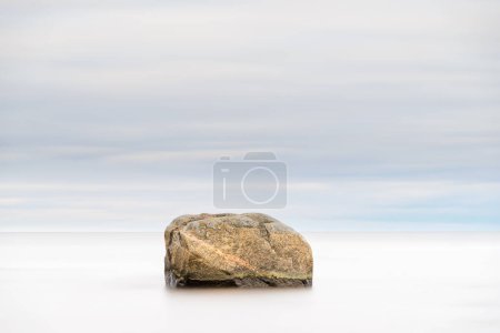 Foto de Roca en el mar durante la exposición prolongada, Suecia - Imagen libre de derechos