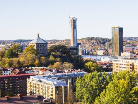 Vue en angle élevé d'un quartier résidentiel de Gothenburg, en Suède, mettant en valeur le magnifique paysage urbain et son architecture unique.