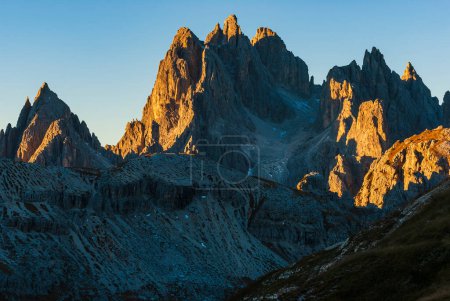 Téléchargez les photos : Première lumière sur les montagnes des Dolomites - en image libre de droit