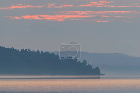 Téléchargez les photos : Lever de soleil au lac calme et brumeux. - en image libre de droit