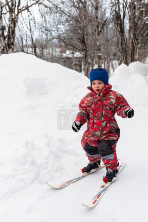 Téléchargez les photos : Jeune enfant pratiquant le ski, Suède - en image libre de droit