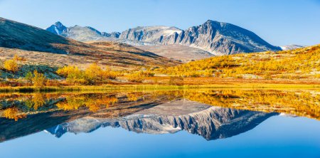 Téléchargez les photos : Reflet des montagnes et des arbres dans le paysage automnal, Norvège. - en image libre de droit