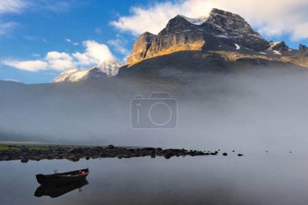 Téléchargez les photos : Montagne et brume au-dessus du lac, Norvège, Europe. - en image libre de droit