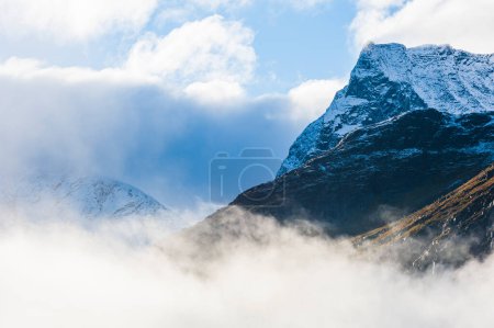 Foto de Montaña con nieve fresca sobre niebla - Imagen libre de derechos