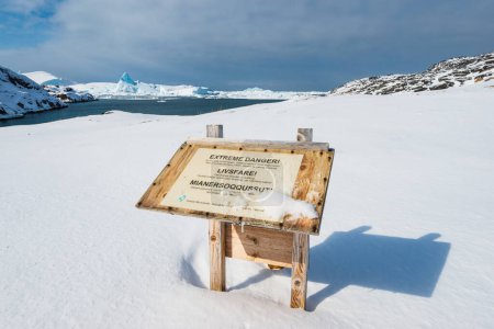 Foto de Señal de advertencia de peligro extremo para olas repentinas de tsunami causadas por icebergs de parto. - Imagen libre de derechos
