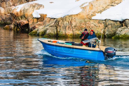 Téléchargez les photos : ILULISSAT, GREENLAND - 29 AVRIL 2014 : Deux pêcheurs en bateau à moteur - en image libre de droit