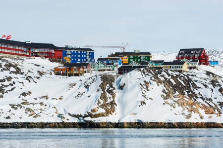 Foto de Ilulissat es una ciudad costera en el oeste de Groenlandia. Es conocido por el Ilulissat Icefjord y por enormes icebergs. - Imagen libre de derechos
