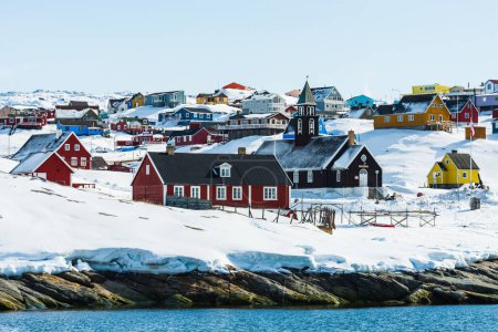 Téléchargez les photos : Ilulissat est une ville côtière de l'ouest du Groenland. Il est connu pour l'Icefjord d'Ilulissat et pour ses énormes icebergs.. - en image libre de droit