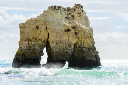Foto de Formación rocosa a gran escala en el mar, Alvor, Algarve, Portugal, Europa - Imagen libre de derechos
