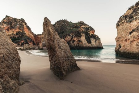 Foto de Formaciones rocosas dentadas y acantilados, Alvor, Algarve, Portugal, Europa - Imagen libre de derechos