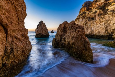 Foto de Formaciones rocosas resistentes en la playa de arena, Alvor, Algarve, Portugal, Europa - Imagen libre de derechos