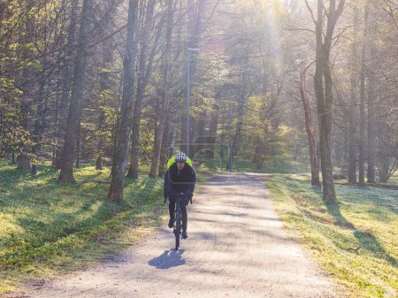 Foto de Viaje en bicicleta a través del bosque en la carretera de grava. - Imagen libre de derechos