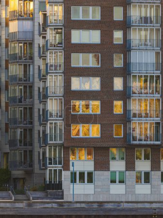 Téléchargez les photos : Tour résidentielle à Gothenburgs zone urbaine avec fenêtres de la ville. - en image libre de droit
