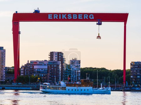 Foto de Vista urbana del río con barco que pasa, horizonte de la ciudad y arquitectura impresionante. - Imagen libre de derechos
