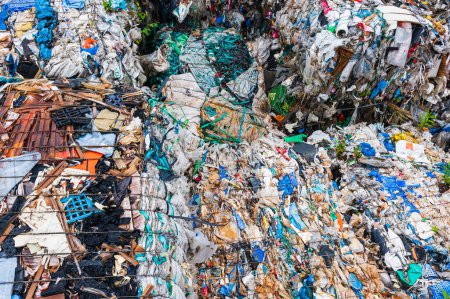 Téléchargez les photos : Bundles de déchets dans un projet de recyclage à Deje, Vrmland, Suède - en image libre de droit