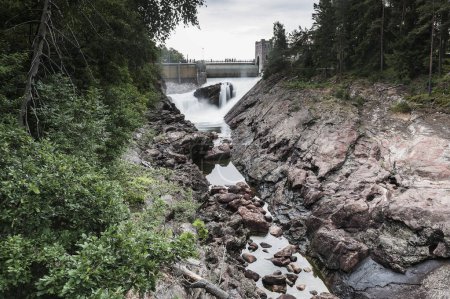 Foto de Cascadas de ríos sobre rocas en la presa hidroeléctrica sueca. - Imagen libre de derechos