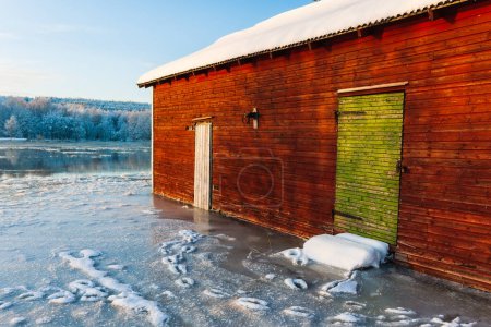 Téléchargez les photos : Maison d'hiver inondée près de la rivière - en image libre de droit