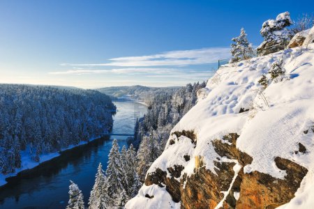 Foto de Montañas cubiertas de nieve y paisaje, Gta lv, Trollhttan, Suecia, Europa - Imagen libre de derechos