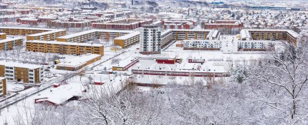 Foto de Zona residencial cubierta de nieve en una ciudad sueca - Imagen libre de derechos