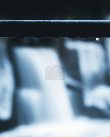 Téléchargez les photos : Goutte d'eau devant la cascade - en image libre de droit