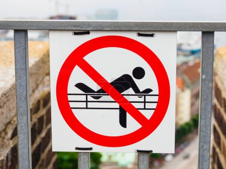 Téléchargez les photos : Panneau d'avertissement d'escalade interdite - en image libre de droit
