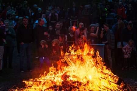 Foto de MOLNDAL, SUECIA - 30 DE ABRIL DE 2019: La gente celebra la noche de walpurgis con hoguera - Imagen libre de derechos