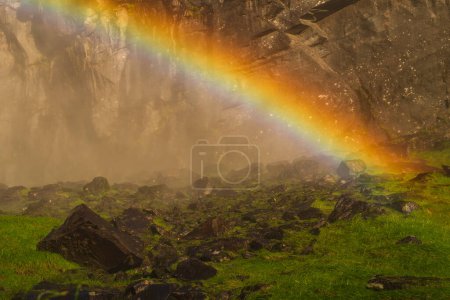 Foto de Arco iris frente a la pared de montaña - Imagen libre de derechos