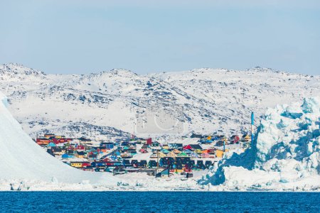 Téléchargez les photos : Bâtiments colorés dans le paysage hivernal, Groenland - en image libre de droit