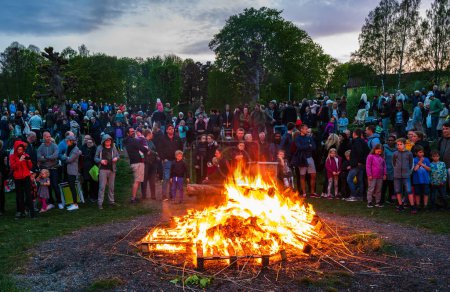 Téléchargez les photos : MOLNDAL, SUÈDE - 30 AVRIL 2019 : Les gens célèbrent la nuit des walpurgis avec un feu de joie - en image libre de droit