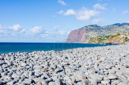 Foto de Hermosa vista de la playa pedregosa - Imagen libre de derechos