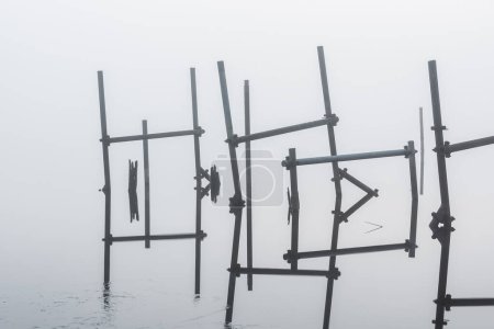 Foto de Los polacos están en el lago brumoso y quieto - Imagen libre de derechos