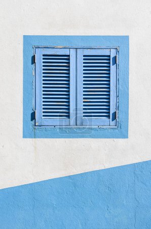 Foto de Cerrado ventana azul en la casa blanca - Imagen libre de derechos