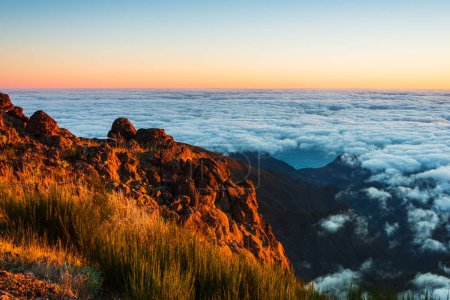 Téléchargez les photos : Paysages de montagne au-dessus des nuages au lever du soleil - en image libre de droit