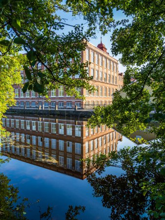 Téléchargez les photos : Reflet de vieux murs de briques à la rivière. Gothenburg, Suède. - en image libre de droit